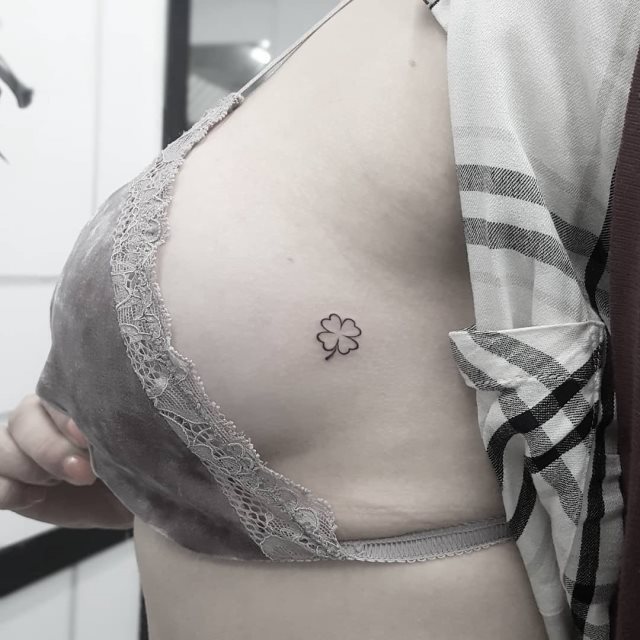 tattoo feminin trefle 05
