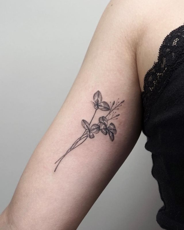 tattoo feminin trefle 07