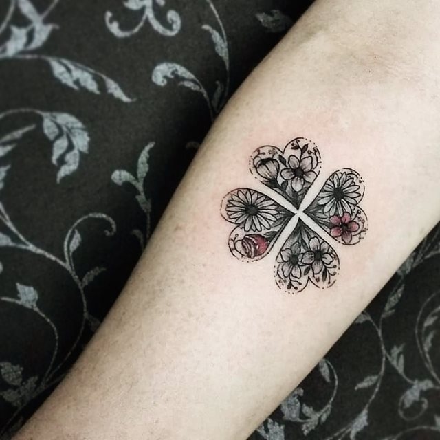 tattoo feminin trefle 16