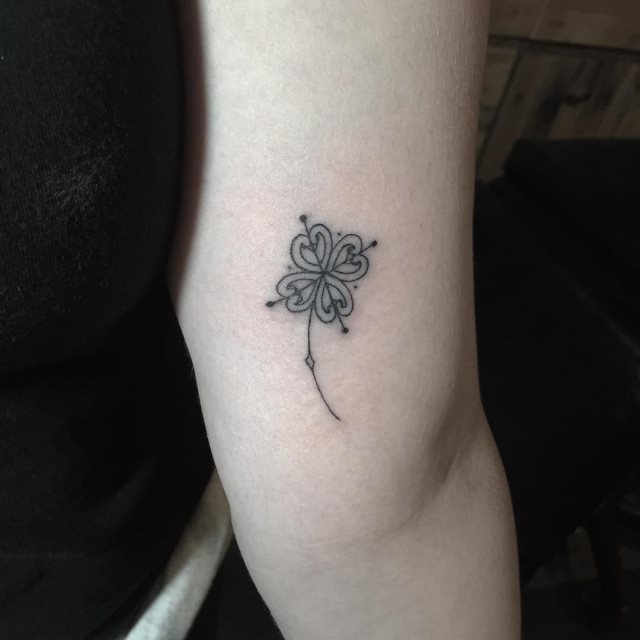 tattoo feminin trefle 19