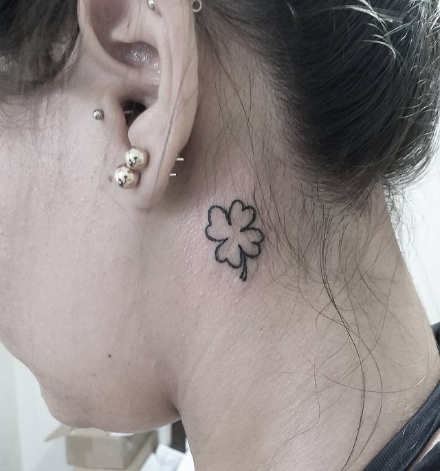 tattoo feminin trefle 27