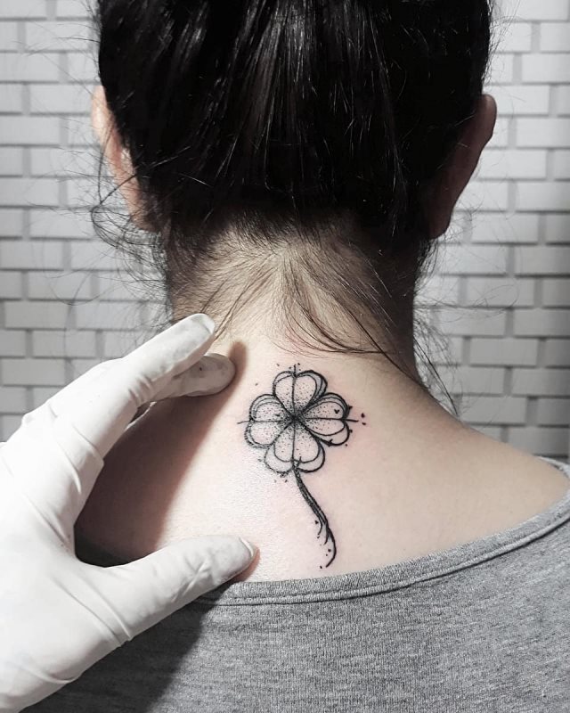 tattoo feminin trefle 37