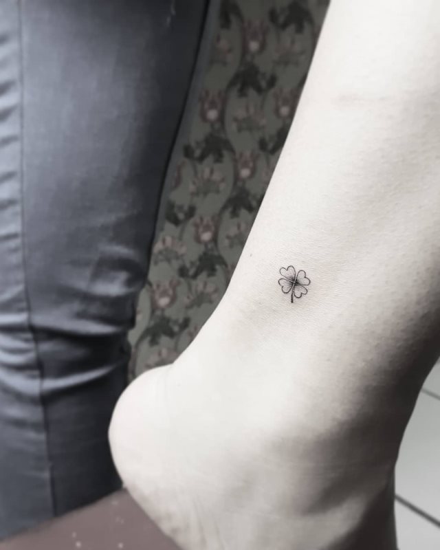 tattoo feminin trefle 50