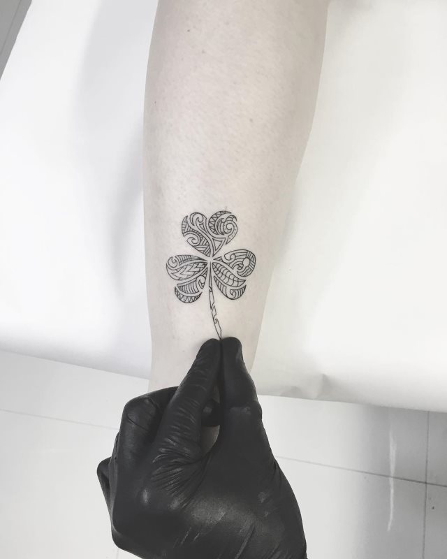 tattoo feminin trefle 60