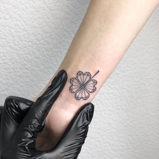 tattoo feminin trefle 62