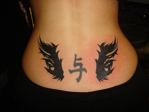 tatouage dos bas 590