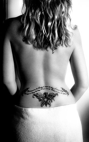 tatouage dos bas 599