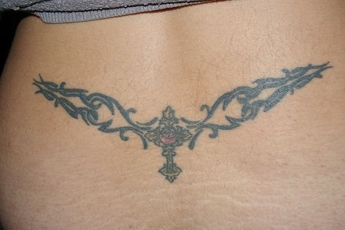 tatouage dos bas 613