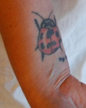 tatouage coccinelle 1002