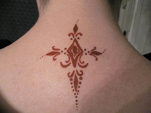 tatouage cou 1007