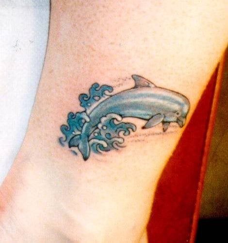 104 Tatouages de dauphins entourés d'eau