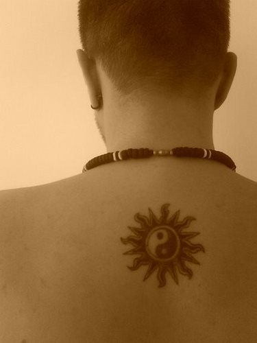 tatouage dos superieure 1033