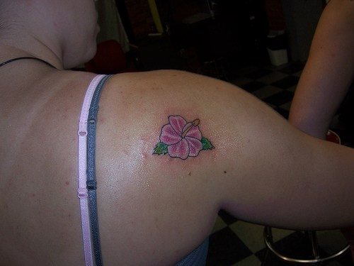 tatouage fleur hibiscus 1001