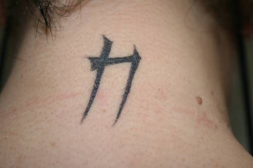 tatouage nuque 1075