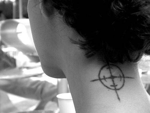 tatouage nuque 1083