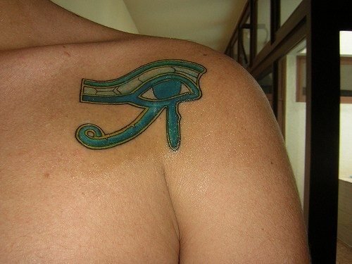 tatouage yeux 1002