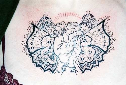 tatouage poitrine 1039