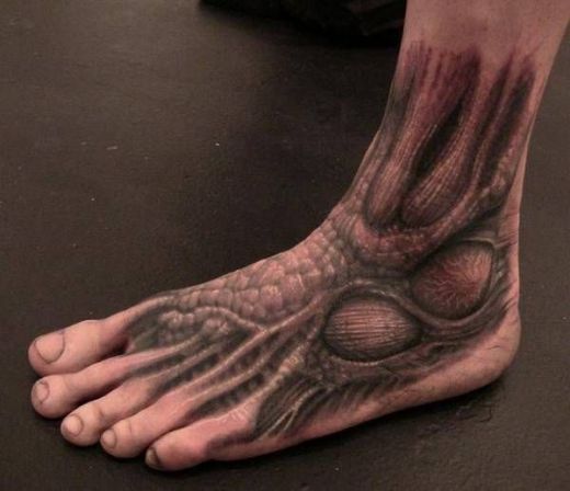 tatouage coup de pied 14