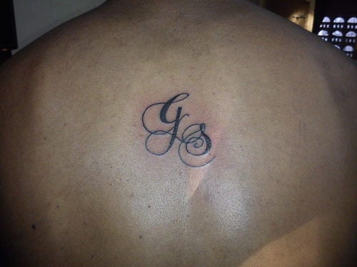 tatouage initiale 18