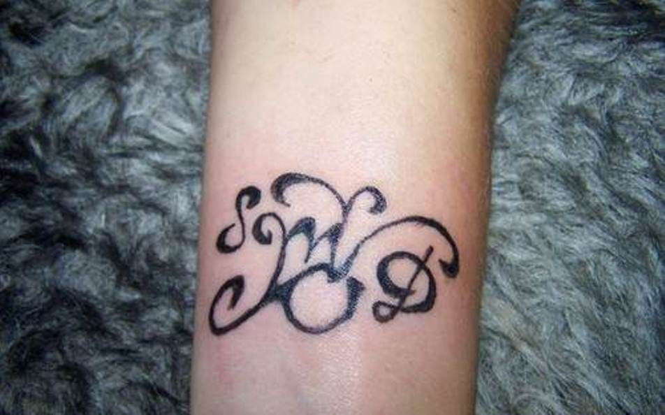 tatouage initiale 33