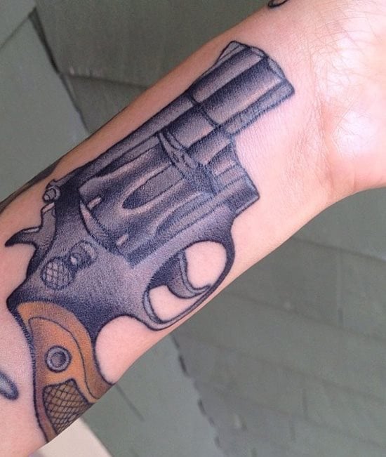 tatouage pistolet 12