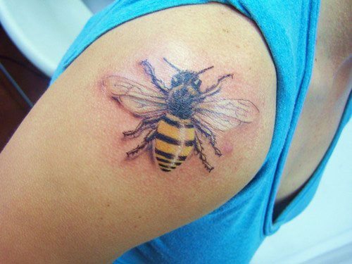 Que symbolise une abeille sur un tatouage ?