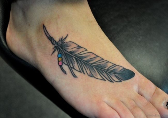Que symbolise une plume sur un tatouage ?