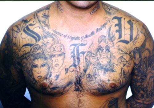 Que symbolise un tatouage de prison ?