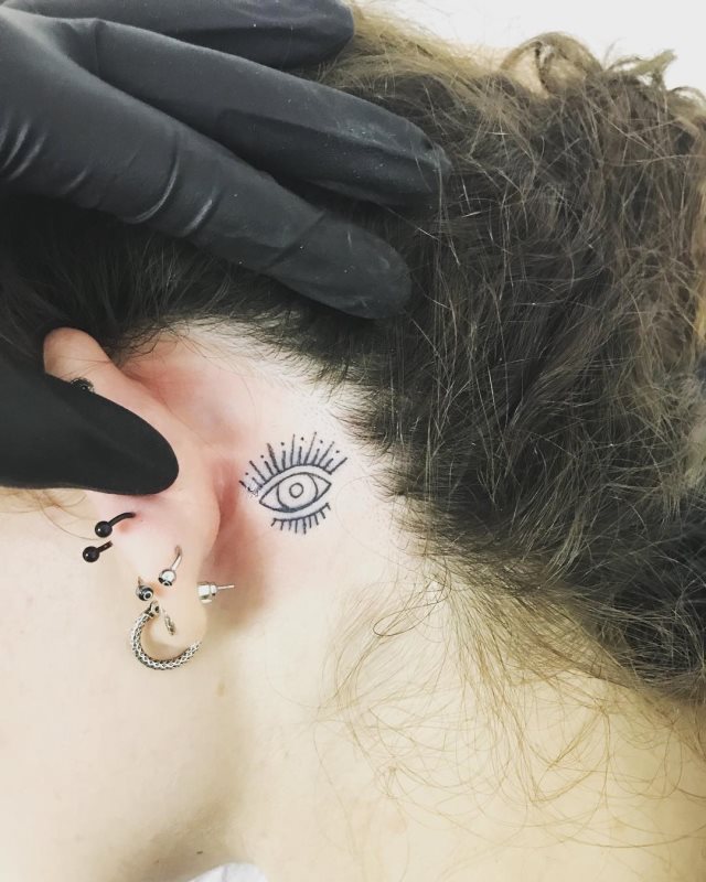 Tatouages sur l'oreille (et derrière) : Galerie de dessins