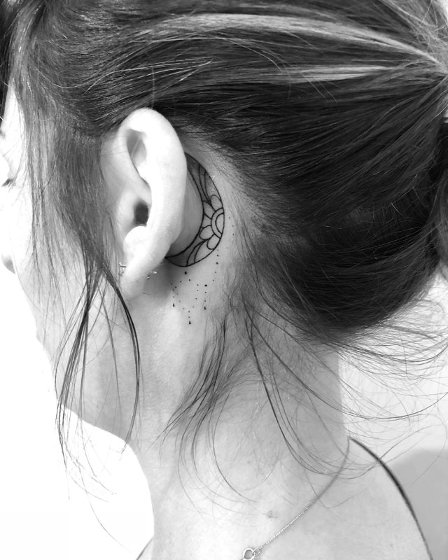 tatouage derriere oreille 85