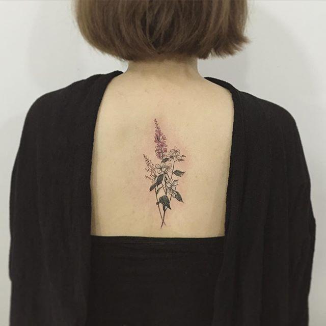 tatouage dos pour femme 115