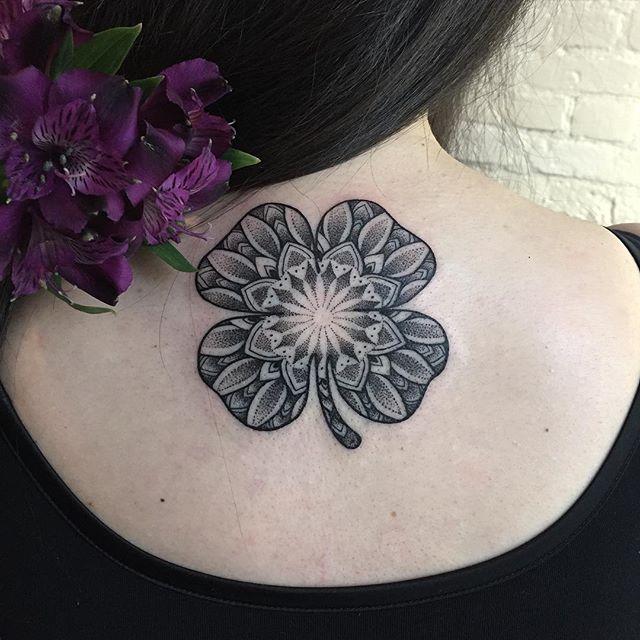 tatouage dos pour femme 125