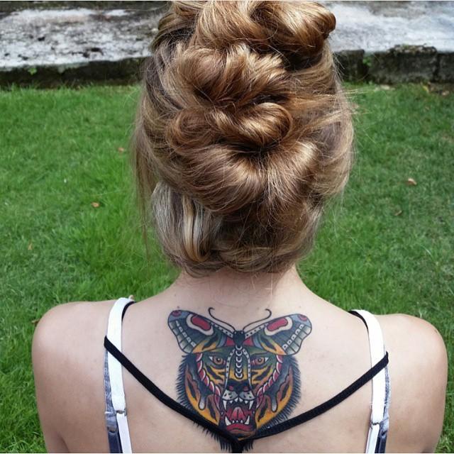 tatouage dos pour femme 139