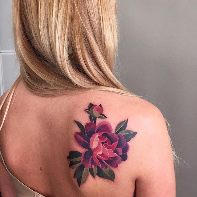 tatouage dos pour femme 145