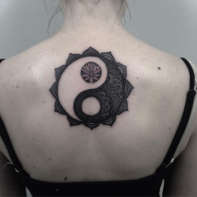 tatouage dos pour femme 155