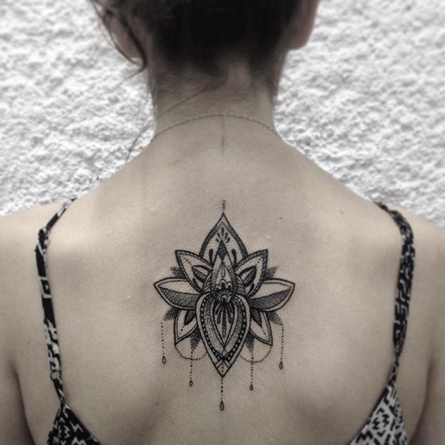 tatouage dos pour femme 205