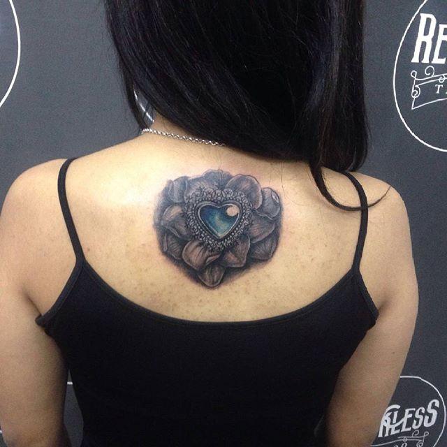 tatouage dos pour femme 33