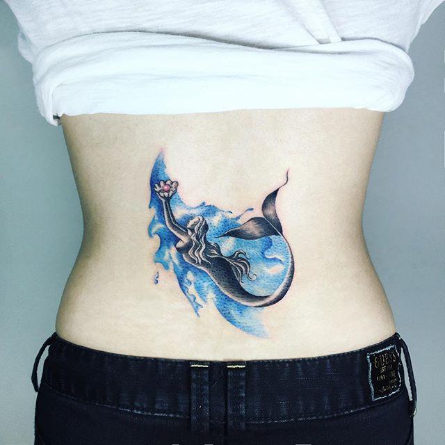 tatouage dos pour femme 55