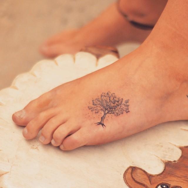 tatouage pied 137