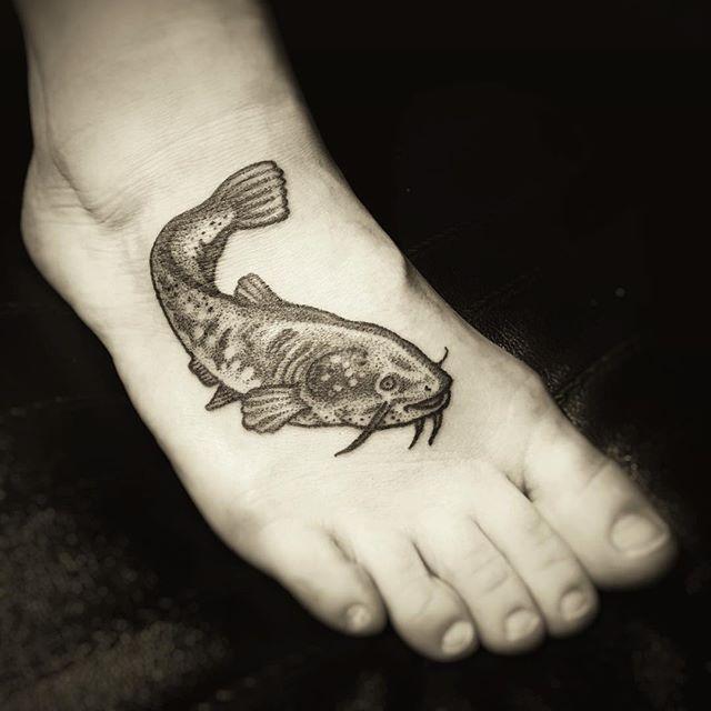 tatouage pied 77