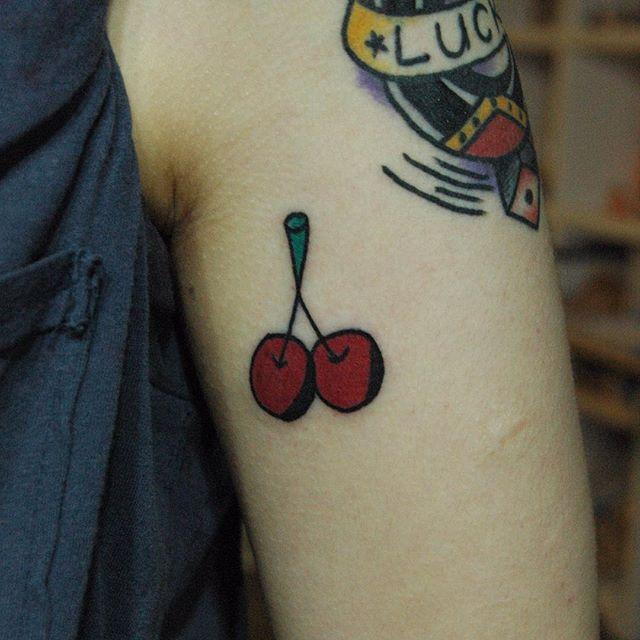 tatouage cerises 63