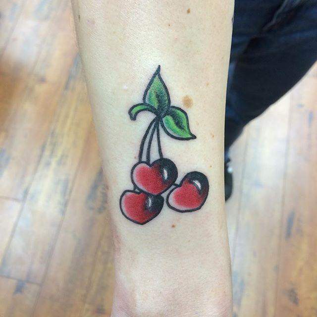 tatouage cerises 83