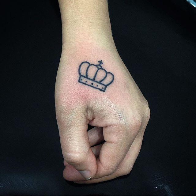 tatouage couronne 105