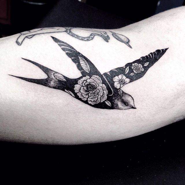 tatouage hirondelle 33