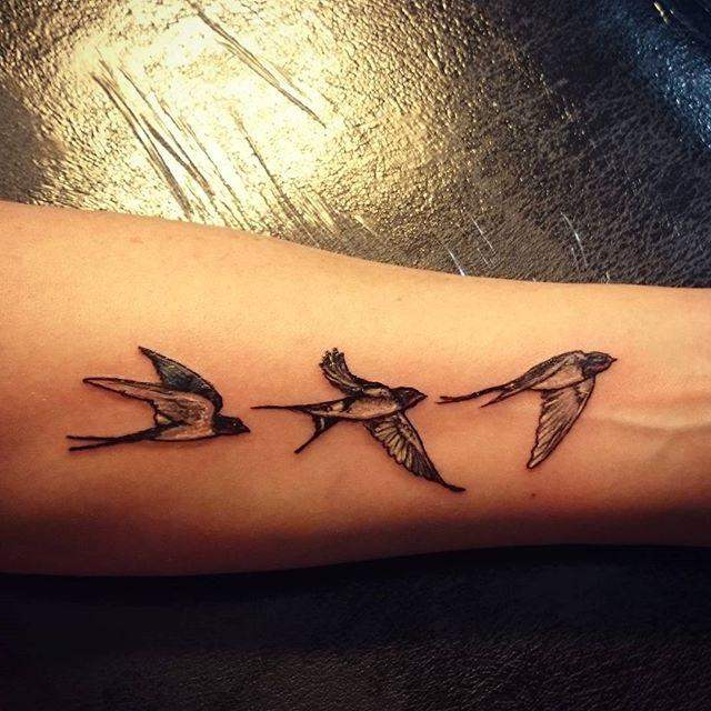 tatouage hirondelle 97