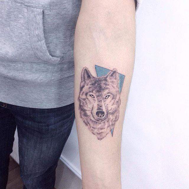 tatouage loup 89