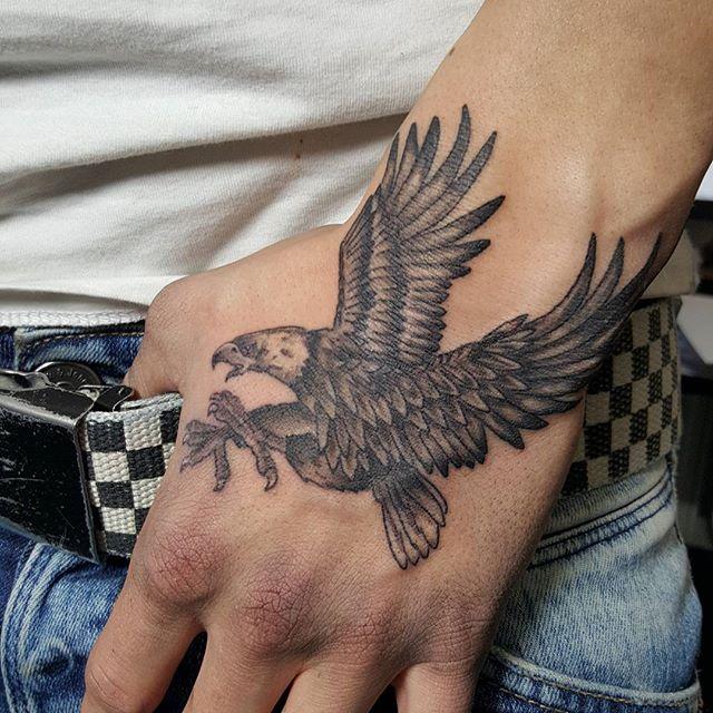 tatouage aigle 33