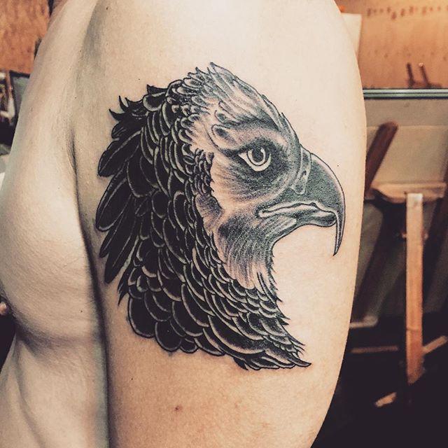 tatouage aigle 83