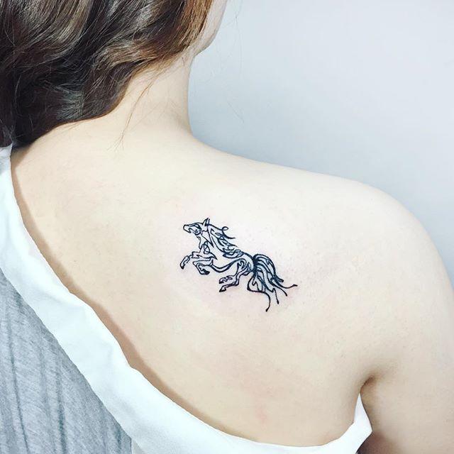 tatouage cheval 25