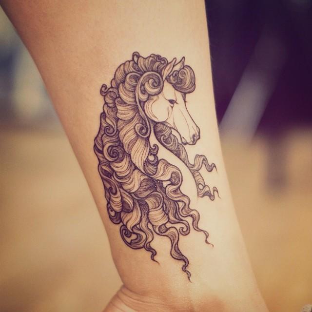 tatouage cheval 71